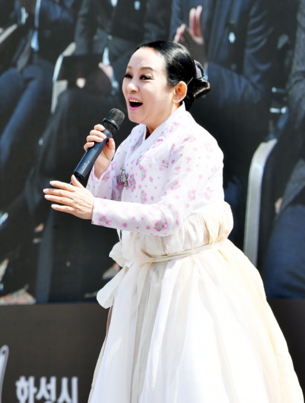 ‘화성 4,15 100주년 제암ㆍ고주리 학살사건 추모제’가 열린 15일 오전 화성시 제암리 3.1운동 순국유적지에서 국악인 김영임이 추모공연을 하고 있다. 이날 행사에는 서철모 화성시장과 김홍성 화성시의회 의장, 염태영 수원시장, 곽상욱 오산시장, 서청원ㆍ이원욱ㆍ권칠승ㆍ송옥주ㆍ안민석 국회의원, 안소헌 광복회지회장, 세계평화연대 도시 프랑스 됭케르크, 튀니지 비제르테, 독일 로스토크, 러시아 상트페테르부르크 대표단과 화성월문초 학생 등 참석해 의미를 더했다. 김시범기자