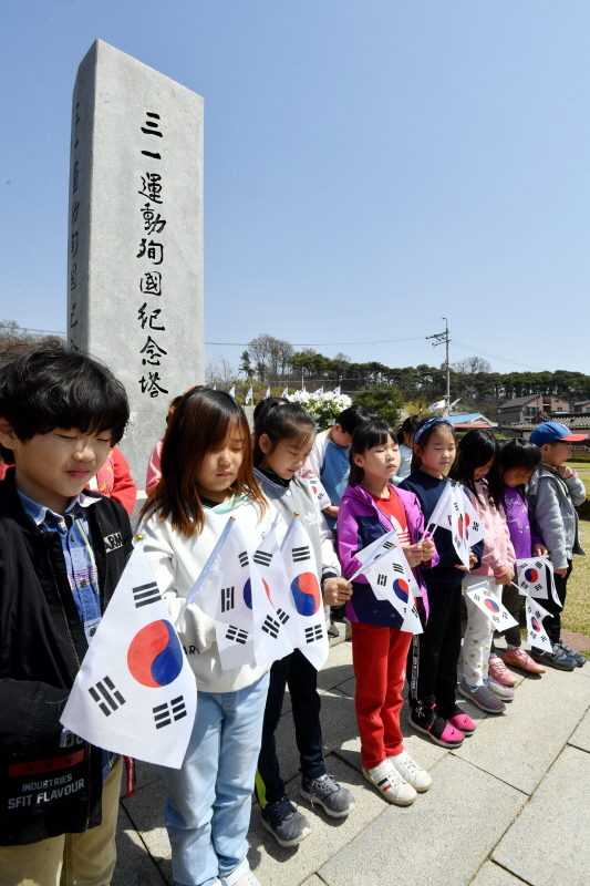 ‘화성 4,15 100주년 제암ㆍ고주리 학살사건 추모제’가 열린 15일 오전 화성시 제암리 3.1운동 순국유적지에서 화성월문초 학생들이 3.1운동 순국기념비를 참배하고 있다. 김시범기자