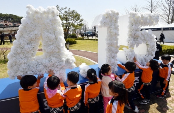 ‘화성 4,15 100주년 제암ㆍ고주리 학살사건 추모제’가 열린 15일 오전 화성시 제암리 3.1운동 순국유적지에서 참석자들이 4,15 추모월에 국화꽃을 꽂고 있다. 김시범기자