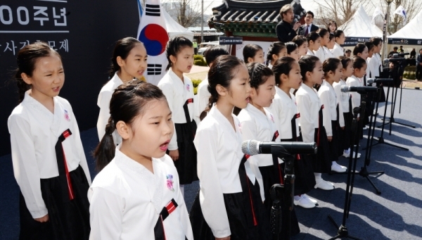 15일 제암리 3.1운동 순국유적지에서 열린 제암, 고주리 학살 사건 100주년 추모식이 열렸다. 추모식에서 화성시 소년소녀 합창단이 애국가를 부르고 있다. 윤원규 수습기자