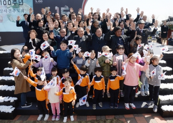 15일 제암리 3.1운동 순국유적지에서 열린 제암, 고주리 학살 사건 100주년 추모식이 열렸다. 서철모 화성시장, 염태영 수원시장, 곽상욱 오산시장, 김홍성 화성시의회의장, 서청원 국회의원, 이원욱 국회의원, 권칠승 국회의원, 안소헌 광복회화성지회장, 세계평화연대도시 대표단 등 내빈들과 제암리 학살사건 유가족들, 화성 월문초등학생, 어린이집 학생들이 만세를 외치며 기념촬영을 하고 있다. 윤원규 수습기자