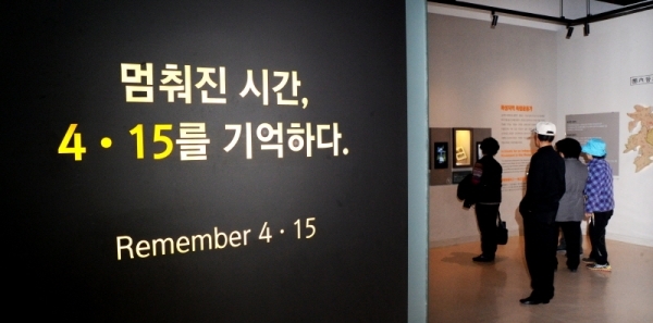 15일 제암리 3.1운동 순국유적지에서 열린 제암, 고주리 학살 사건 100주년 추모식이 열렸다. 제암리 3.1운동 순국유적지를 찾은 시민들이 전시를 관람하고 있다. 윤원규 수습기자