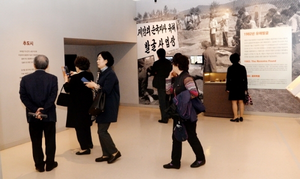 15일 제암리 3.1운동 순국유적지에서 열린 제암, 고주리 학살 사건 100주년 추모식이 열렸다. 제암리 3.1운동 순국유적지를 찾은 시민들이 전시를 관람하고 있다. 윤원규 수습기자