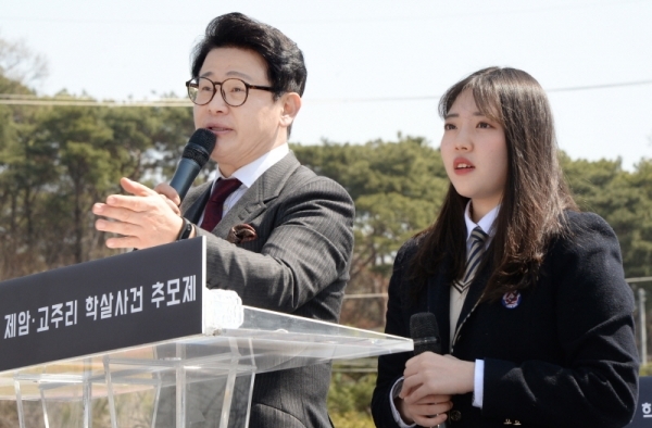 15일 제암리 3.1운동 순국유적지에서 열린 제암, 고주리 학살 사건 100주년 추모식이 열렸다. 김하람 예당고등학교 학생과 전문아나운서가 추모식을 진행했다 . 윤원규 수습기자