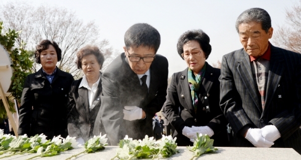 15일 제암리 3.1운동 순국유적지에서 열린 제암, 고주리 학살 사건 100주년 추모식이 열렸다. 희생자 유가족들이 순국선열 합동묘역에 참배, 헌화하고 있다 . 윤원규 수습기자