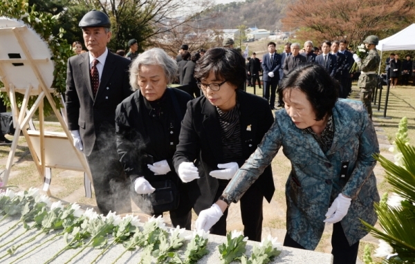 15일 제암리 3.1운동 순국유적지에서 열린 제암, 고주리 학살 사건 100주년 추모식이 열렸다. 희생자 유가족들이 순국선열 합동묘역에 참배, 헌화하고 있다 . 윤원규 수습기자