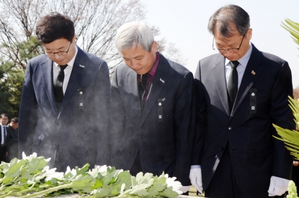 15일 제암리 3.1운동 순국유적지에서 열린 제암, 고주리 학살 사건 100주년 추모식이 열렸다. 염태영 수원시장, 곽상욱 오산시장, 나치만 경기남부보훈지청장이 순국선열 합동묘역에서 참배, 헌화하고 있다. 윤원규 수습기자