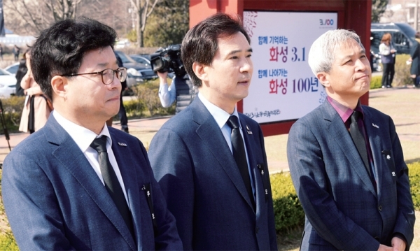 ▲ 서철모 화성시장(가운데)과 염태영 수원시장(왼쪽), 곽상욱 오산시장이 31운동 순국기념비를 참배하고 있다.