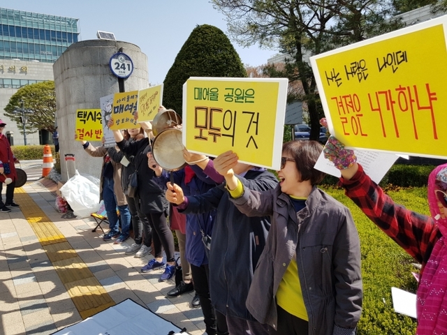 15일 오전 수원시청 정문에서 매여울공원택시쉼터반대비상대책위원회 관계자 및 매현초등학교 학부모 등 150여 명이 ‘매여울공원 택시쉼터 건립 결사반대’ 집회를 열고 택시쉼터 이전 무효화를 주장하고 있다. 채태병기자