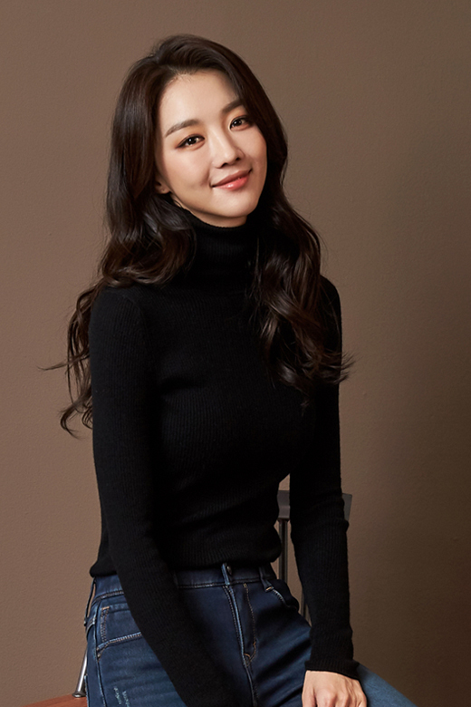 배우 장희진. 럭키컴퍼니