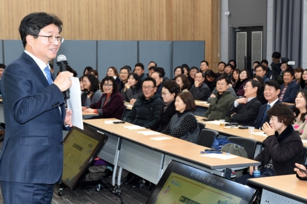 지난해 12월 열린 참시민토론회. 수원시제공
