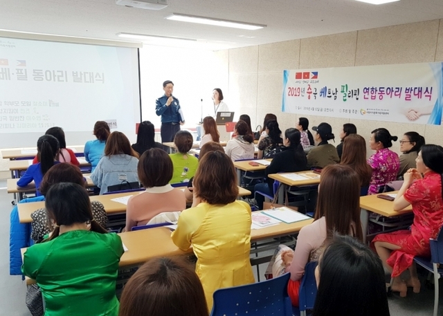 지난 12일 수원시 다문화가족지원센터에서 열린 ‘2019년 중국ㆍ베트남ㆍ필리핀 동아리 연합 발대식’에서 수원중부경찰서 관계자가 가정ㆍ학교폭력 예방 및 대응방법을 교육하고 있다. 수원중부경찰서 제공