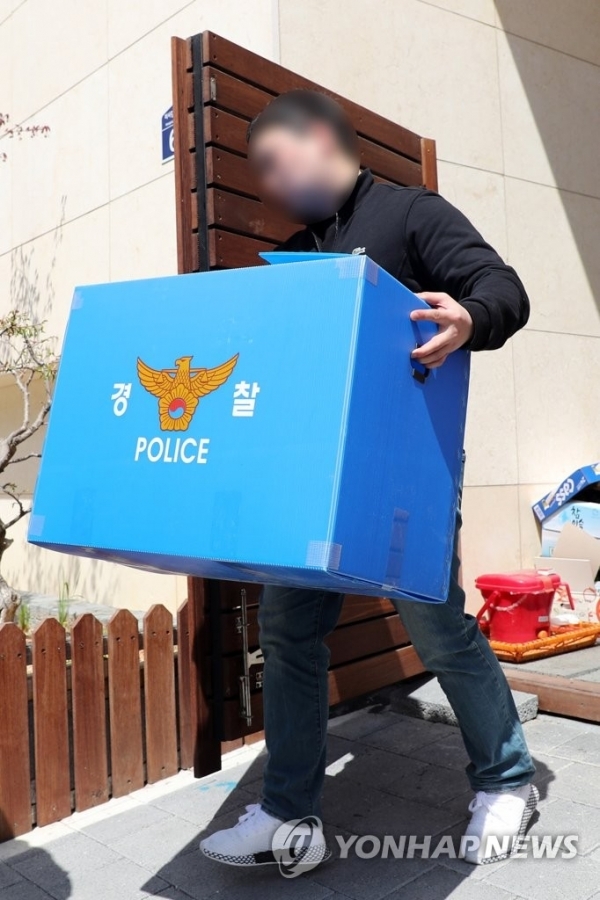경찰이 16일 오전 경기도 하남시 소재 박유천씨 자택 등에 대해 압수수색을 마친 뒤 압수품을 담은 상자를 가져나오고 있다. 연합뉴스