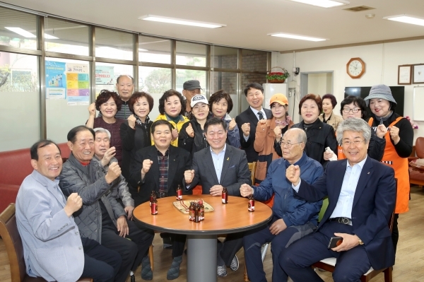 박승원 광명시장(왼쪽에서 다섯번째)이 광명4동 행정복지센터에서 주민과의 대화를 마치고 기념촬영을 하고 있다. 광명시 제공