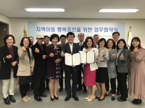 광명도시공사와 광명시어린이집연합회 관계자들이 업무협약을 체결한뒤 기념촬영을 하고 있다. 광명시 제공