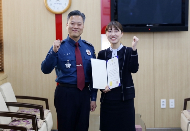 김진태 안양동안경찰서장이 16일 안양남부새마을금고 본점에서 보이스피싱 피해를 예방한 직원에게 표창장을 수여하고 기념촬영을 하고 있다. 안양동안경찰서제공