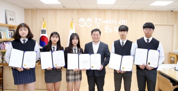 박승원 광명시장이 제54회 경기도 기능경기대회에서 우수상을 수상한 광명시 선수단과 기념촬영을 하고 있다. 광명시 제공