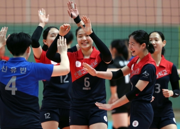 2019 태백산배 전국남녀중ㆍ고배구대회 여고부 8강전에서 최강 진주 선명여고를 꺾은 수원 새봄고 선수들.발리볼코리아닷컴 제공