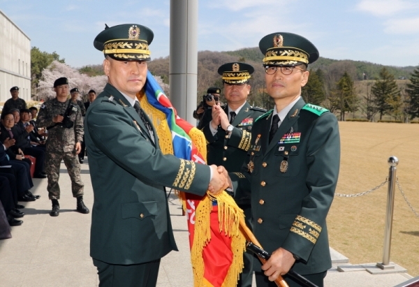 16일 용인시 지상작전사령부 대연병장에서 열린 지상작전사령관 이,취임식에서 남영신 신임 사령관이(오른쪽) 김용우 육군참모총장에게 부대기를 이양받고 있다. 김시범기자