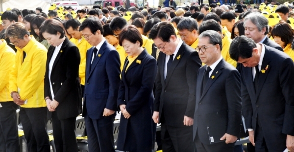 16일 안산시 단원구 화랑유원지에서 열린 ‘세월호 참사 5주기 기억식’에서 장훈 4.16세월호참사가족협의회 운영위원장, 유은혜 부총리 겸 교육부 장관, 문성혁 해양수산부 장관, 진선미 여성가족부 장관, 이재명 경기도지사, 이재정 경기도교육감, 윤화섭 안산시장등 참석자들이 묵념하고 있다.전형민기자