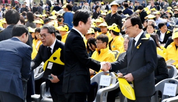 16일 안산시 단원구 화랑유원지에서 열린 ‘세월호 참사 5주기 기억식’에서 이재명 경기도지사와 더불어민주당 이해찬 대표가 인사를 나누고 있다.전형민기자