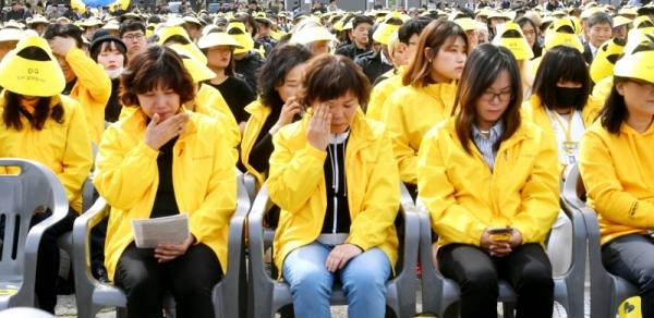 16일 안산시 단원구 화랑유원지에서 열린 ‘세월호 참사 5주기 기억식’에서 생존 학생인 장애진 양의 기억편지 낭송을 듣던 중 유가족 등 참석자들이 눈물을 흘리고 있다.전형민기자