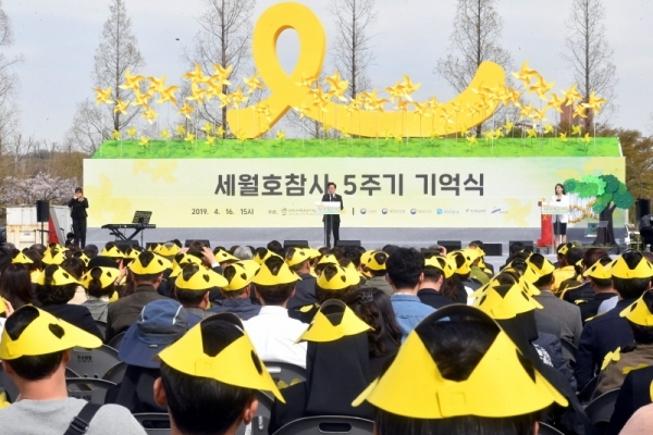 16일 안산시 단원구 화랑유원지에서 열린 ‘세월호 참사 5주기 기억식’에서 이재명 경기도지사가 추도사를 하고 있다.전형민기자