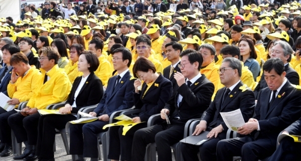 16일 안산시 단원구 화랑유원지에서 열린 ‘세월호 참사 5주기 기억식’에서 장훈 4.16세월호참사가족협의회 운영위원장, 유은혜 부총리 겸 교육부 장관, 문성혁 해양수산부 장관, 진선미 여성가족부 장관, 이재명 경기도지사, 이재정 경기도교육감, 윤화섭 안산시장 등 참석자들이 추모 기억영상을 보고 있다.전형민기자