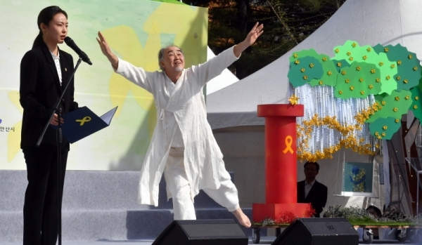 16일 안산시 단원구 화랑유원지에서 열린 ‘세월호 참사 5주기 기억식’에서 추모 기억공연이 펼쳐지고 있다.전형민기자