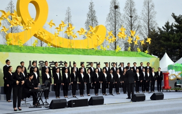 16일 안산시 단원구 화랑유원지에서 열린 ‘세월호 참사 5주기 기억식’에서 안산시립합창단의 추모 기억공연이 펼쳐지고 있다.전형민기자