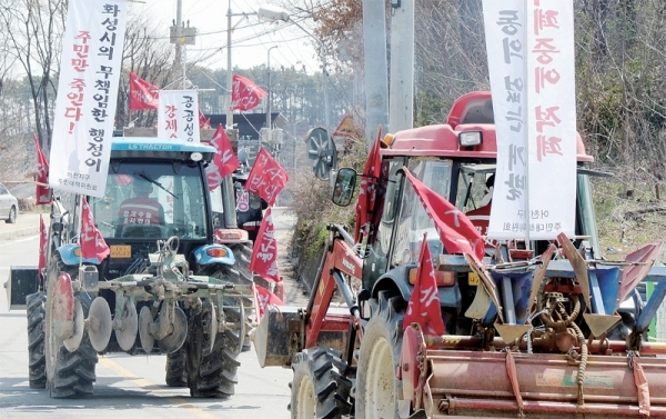 화성시 어천 공공주택지구 개발사업에 편입된 토지주들이 16일 오후 사업 철회 등을 요구하며 차량시위를 벌이고 있다. 이날 주민들은 트랙터 4대와 승용차 20여 대를 동원해 매송면사무소에서 화성시청까지 가두 행진을 벌인 후 시청 앞에서 농성을 벌였다. 윤원규 수습기자