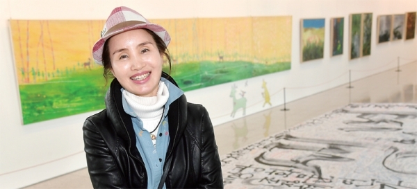파주 도라산전망대에서 ‘DMZ 에코와 한반도 평화를 붓칠하다’ 주제로 개인전을 열고 있는 양서경 작가. 김시범기자