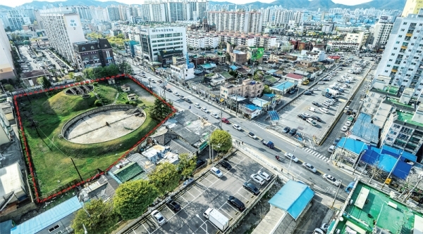 부지 환원 문제로 전면 재검토 위기에 놓인 부평 11번가 조성사업의 캠프마켓 정화조 부지 전경. 조주현기자