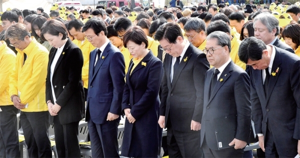 16일 안산시 단원구 화랑유원지에서 열린 ‘세월호 참사 5주기 기억식’에서 참석자들이 묵념하고 있다. (왼쪽부터) 장훈 4·16세월호참사가족협의회 운영위원장, 유은혜 부총리 겸 교육부 장관, 문성혁 해양수산부 장관, 진선미 여성가족부 장관, 이재명 경기도지사, 이재정 경기도교육감, 윤화섭 안산시장. 전형민기자