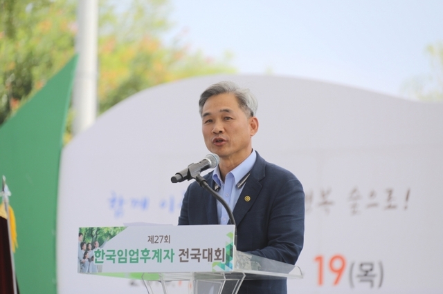 한국임업후계자협회 최무열 중앙회장이 지난해 충남 부여에서 열린 제27회 한국임업후계자 전국대회에 참석해 임업생산 기술과 지속 가능한 임산업 발전을 위해 노력하겠다는 연설을 하고 있다.