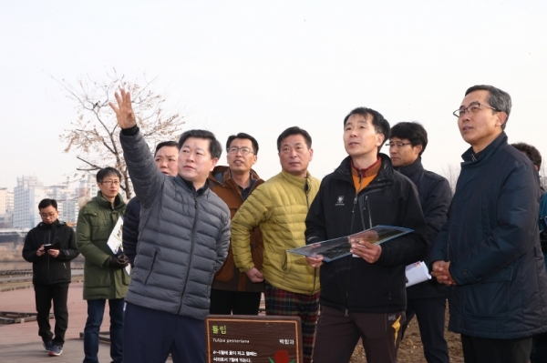 박승원 광명시장이 안양천을 방문해 관계 공무원들과 환경개선 방안에 대한 의견을 나누고 있다. 광명시 제공