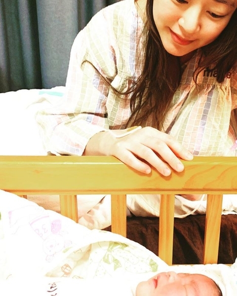 배부 김효진이 두 아들의 엄마가 됐다. 김효진 인스타그램
