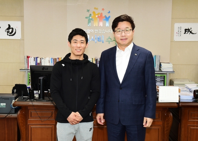 염태영 수원시장과 양학선 선수가 수원시장 집무실에서 면담 후 기념촬영을 하고 있다. 수원시 제공