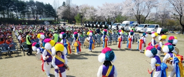 17일 농협중앙회는 본격적인 영농철 도래를 전 국민에게 알리고 범국민적인 농촌일손돕기 붐 조성을 위해 이천시 부발읍 청암농장에서‘풍년농사 지원 전국동시 발대식’을 가졌다.  발대식에 참여한 경기ㆍ서울지역 농민 1천100여명이 식전 풍물놀이 공연을 관람하고 있다. 윤원규 수습기자