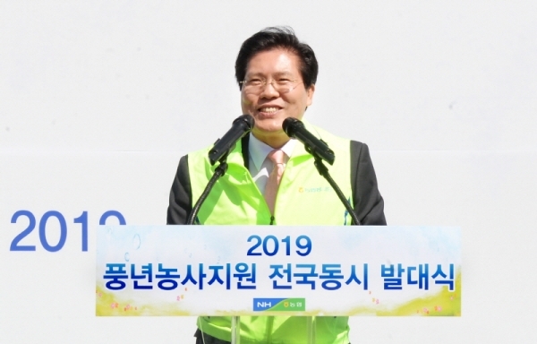 17일 농협중앙회는 본격적인 영농철 도래를 전 국민에게 알리고 범국민적인 농촌일손돕기 붐 조성을 위해 이천시 부발읍 청암농장에서‘풍년농사 지원 전국동시 발대식’을 가졌다. 송석준 자유한국당 의원이 축사를 하고 있다. 윤원규 수습기자