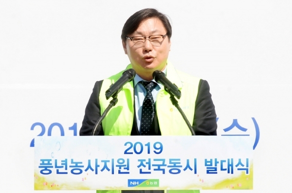17일 농협중앙회는 본격적인 영농철 도래를 전 국민에게 알리고 범국민적인 농촌일손돕기 붐 조성을 위해 이천시 부발읍 청암농장에서‘풍년농사 지원 전국동시 발대식’을 가졌다. 이화영 경기도 평화부지사가 인사말을 하고 있다. 윤원규 수습기자