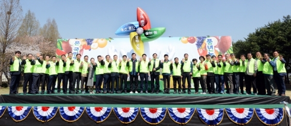 17일 농협중앙회는 본격적인 영농철 도래를 전 국민에게 알리고 범국민적인 농촌일손돕기 붐 조성을 위해 이천시 부발읍 청암농장에서‘풍년농사 지원 전국동시 발대식’을 가졌다.  김병원 농협중앙회장, 송석준 국회의원, 이화영 경기도 평화부지사, 김원기 경기도의회부의장, 이원영 이천시부시장, 홍헌표 이천시의회 의장 등 내빈들이 풍년기원 퍼포먼스를 하고 있다. 윤원규 수습기자