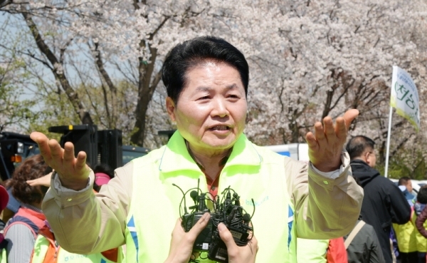 17일 농협중앙회는 본격적인 영농철 도래를 전 국민에게 알리고 범국민적인 농촌일손돕기 붐 조성을 위해 이천시 부발읍 청암농장에서‘풍년농사 지원 전국동시 발대식’을 가졌다. 김병원 농협중앙회장이 인터뷰하고 있다. 윤원규 수습기자