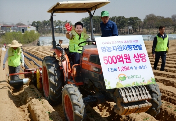 17일 농협중앙회는 본격적인 영농철 도래를 전 국민에게 알리고 범국민적인 농촌일손돕기 붐 조성을 위해 이천시 부발읍 청암농장에서‘풍년농사 지원 전국동시 발대식’을 가졌다.  김병원 농협중앙회장이 밭에 비닐을 씌우는 멀칭기를 시연하고 있다. 윤원규 수습기자