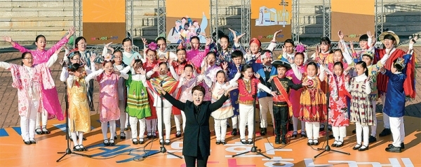 다문화축제 중 하나인 세계인의 날 행사에 참여한 다국적의 어린이들.