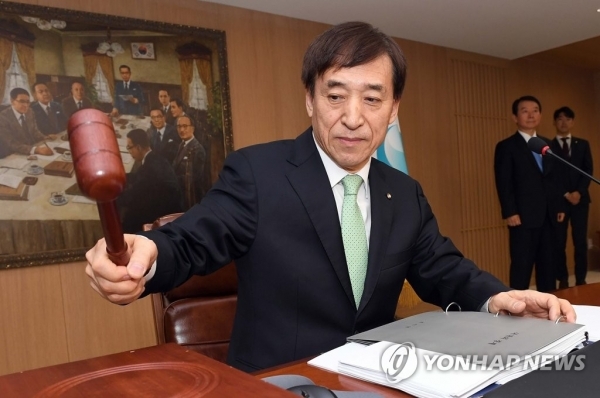이주열 한국은행 총재가 18일 오전 서울 중구 태평로 한국은행에서 열린 금통위에서 의사봉을 두드리고 있다. 연합뉴스