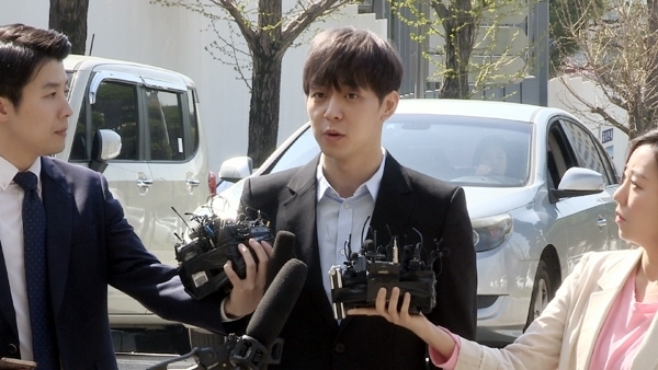 박유천이 지난 17일 오전 마약투약 혐의로 조사를 받기 위해 경기남부지방청에 들어가기에 앞서 취재진의 질문에 답하고 있다. 권오현기자