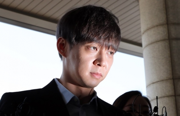 조사를 위해 경찰에 출석한 가수 겸 배우 박유천. 연합뉴스