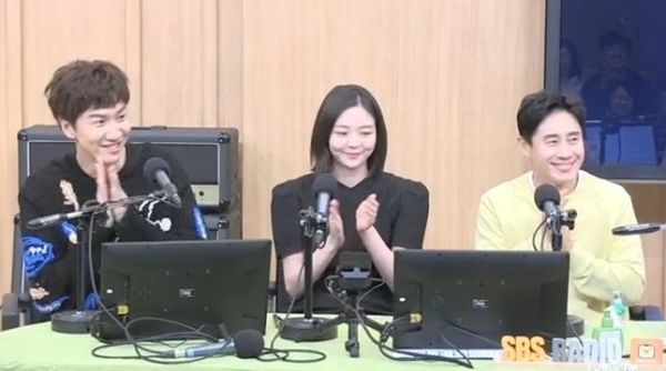 왼쪽부터 '두시탈출 컬투쇼'에 출연한 배우 이광수 이솜 신하균. SBS 보이는 라디오