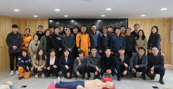 소방서 직원들과 군부대관계자들이 소방안전교육 후 기념사진을 찍고 있다.